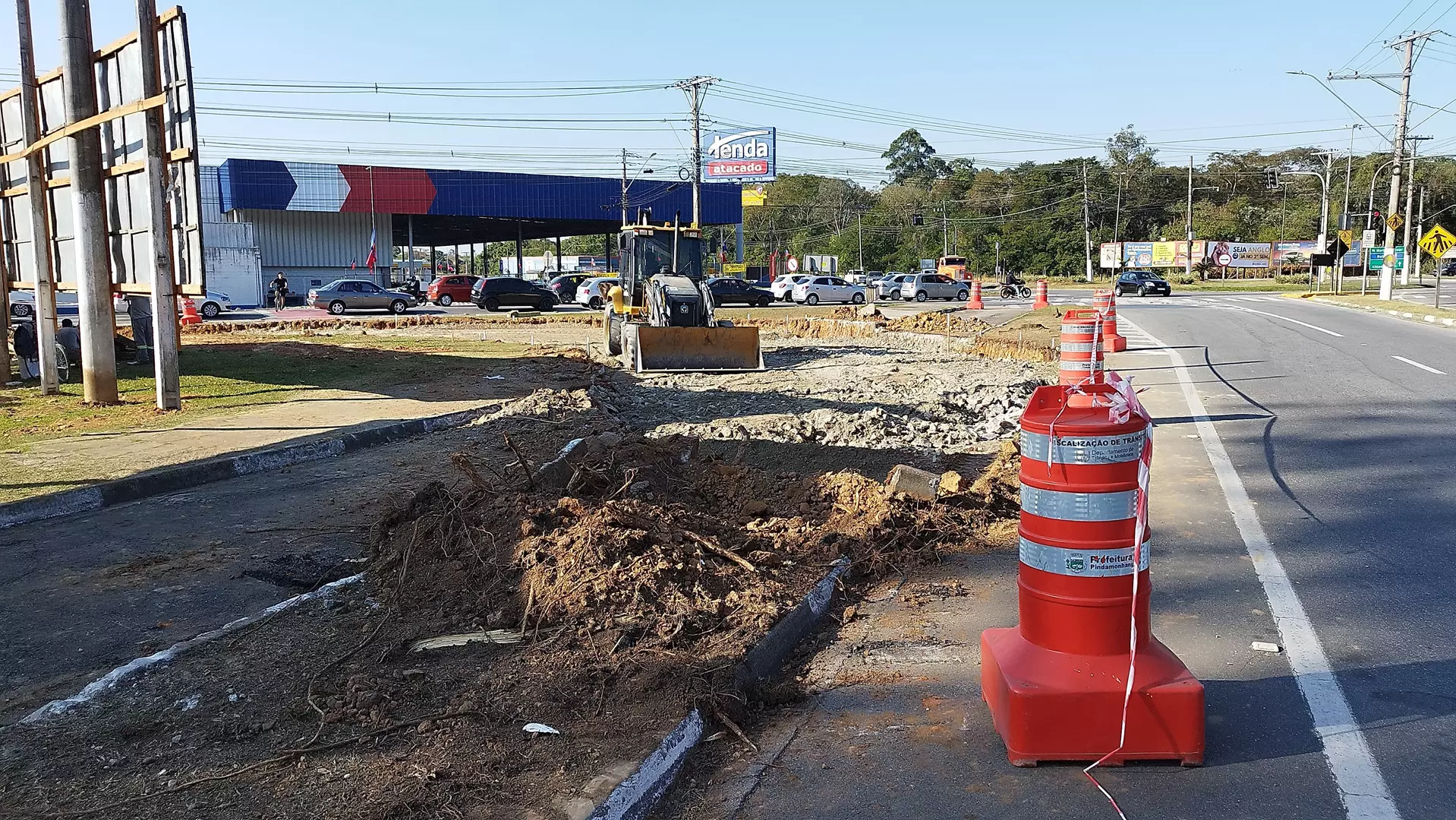 Prefeitura prepara base para asfalto da terceira alça da rotatória do Tenda